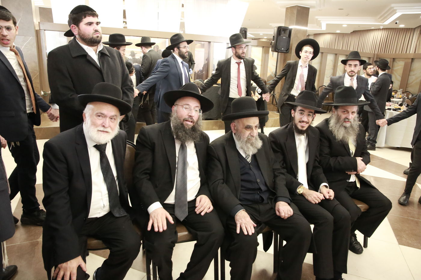 הפוסק הגאון רבי בנימין חותה חיתן את בנו | צפו בתיעוד