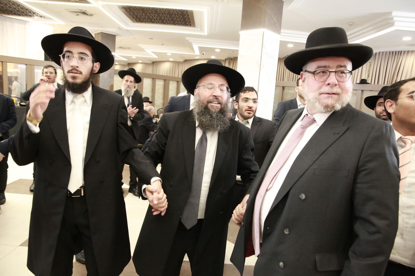 הפוסק הגאון רבי בנימין חותה חיתן את בנו | צפו בתיעוד