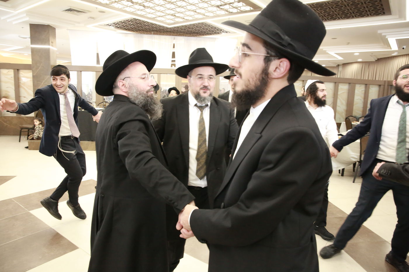 הפוסק הגאון רבי בנימין חותה חיתן את בנו | צפו בתיעוד