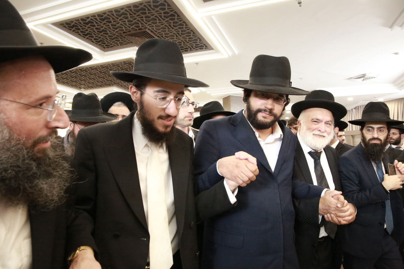 הפוסק הגאון רבי בנימין חותה חיתן את בנו | צפו בתיעוד