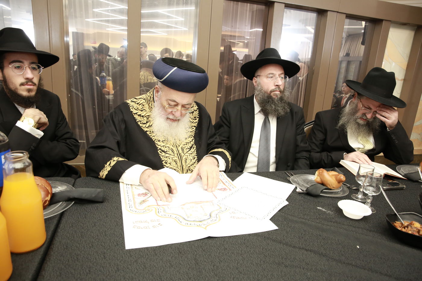 הפוסק הגאון רבי בנימין חותה חיתן את בנו | צפו בתיעוד