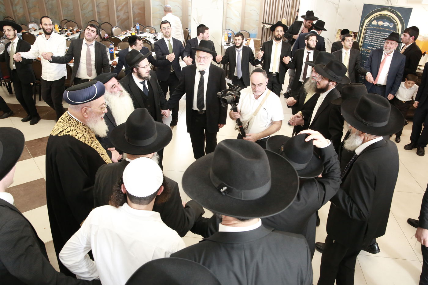 הפוסק הגאון רבי בנימין חותה חיתן את בנו | צפו בתיעוד