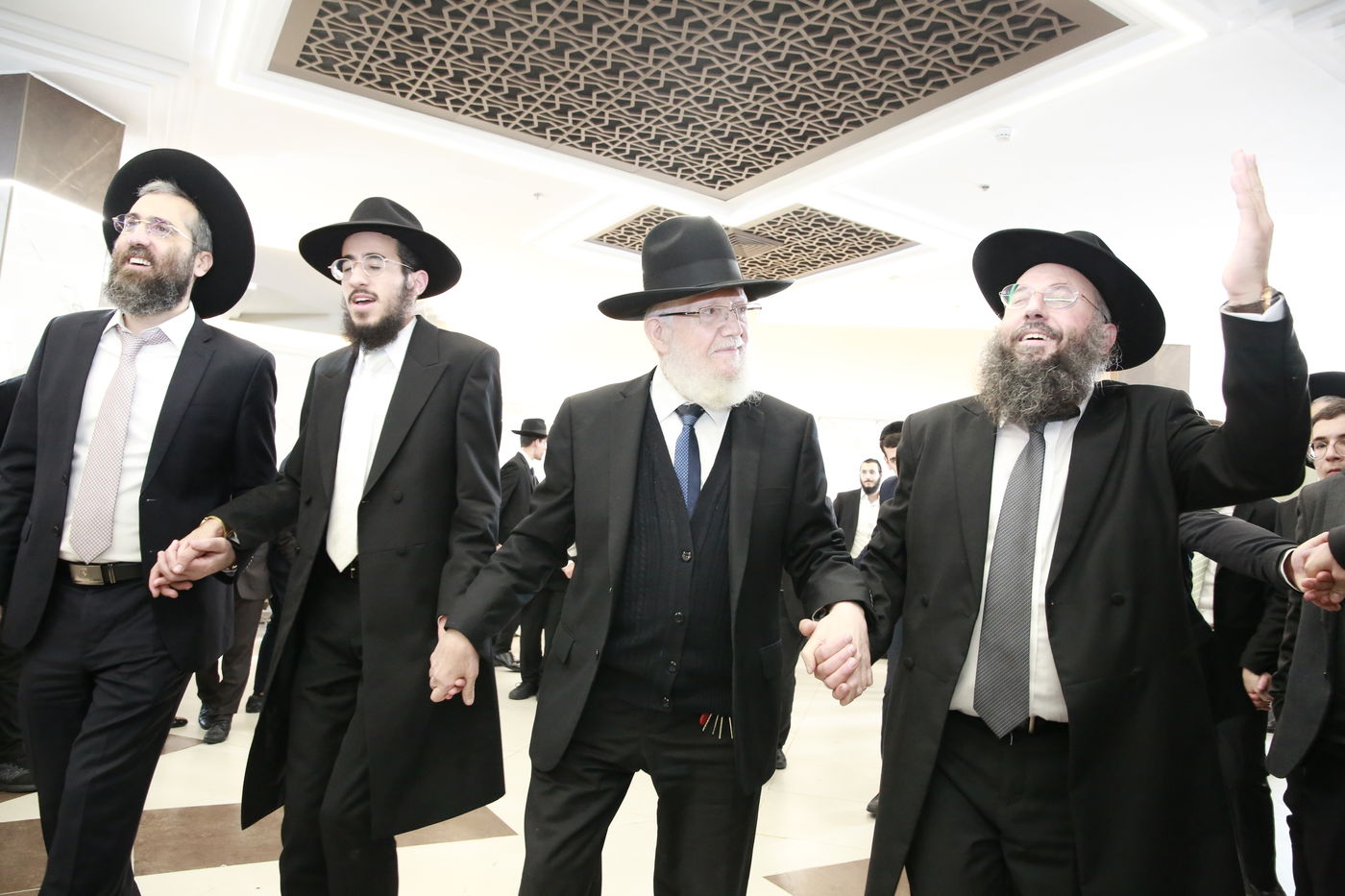 הפוסק הגאון רבי בנימין חותה חיתן את בנו | צפו בתיעוד