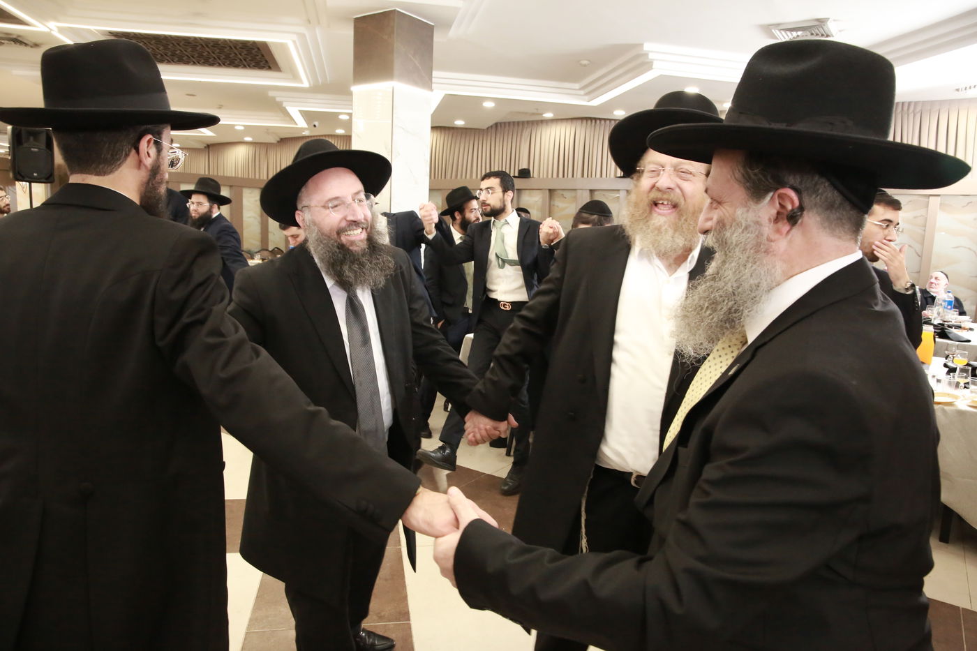 הפוסק הגאון רבי בנימין חותה חיתן את בנו | צפו בתיעוד