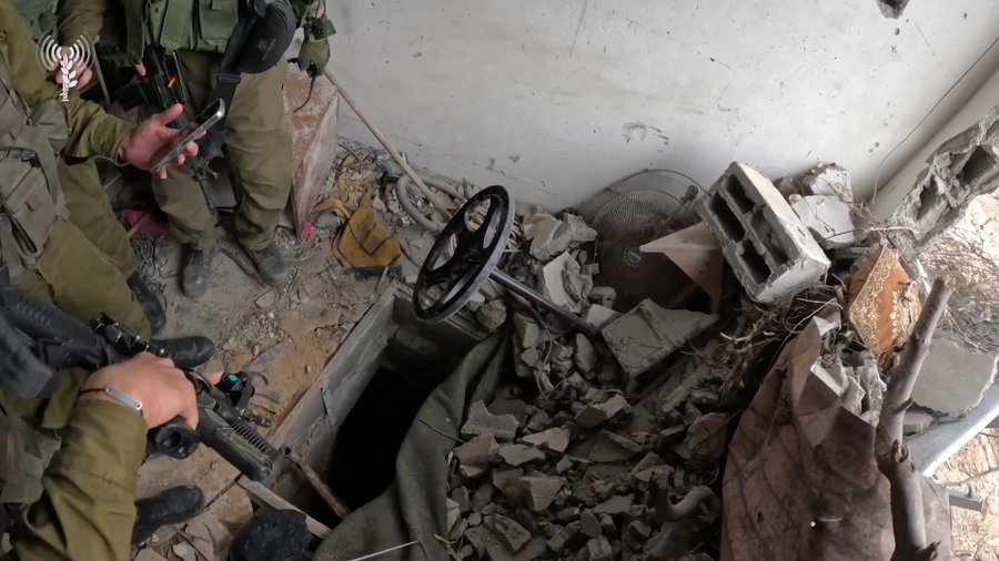 תיעוד של איתור פירי מנהרות במרחב בין חאנון: