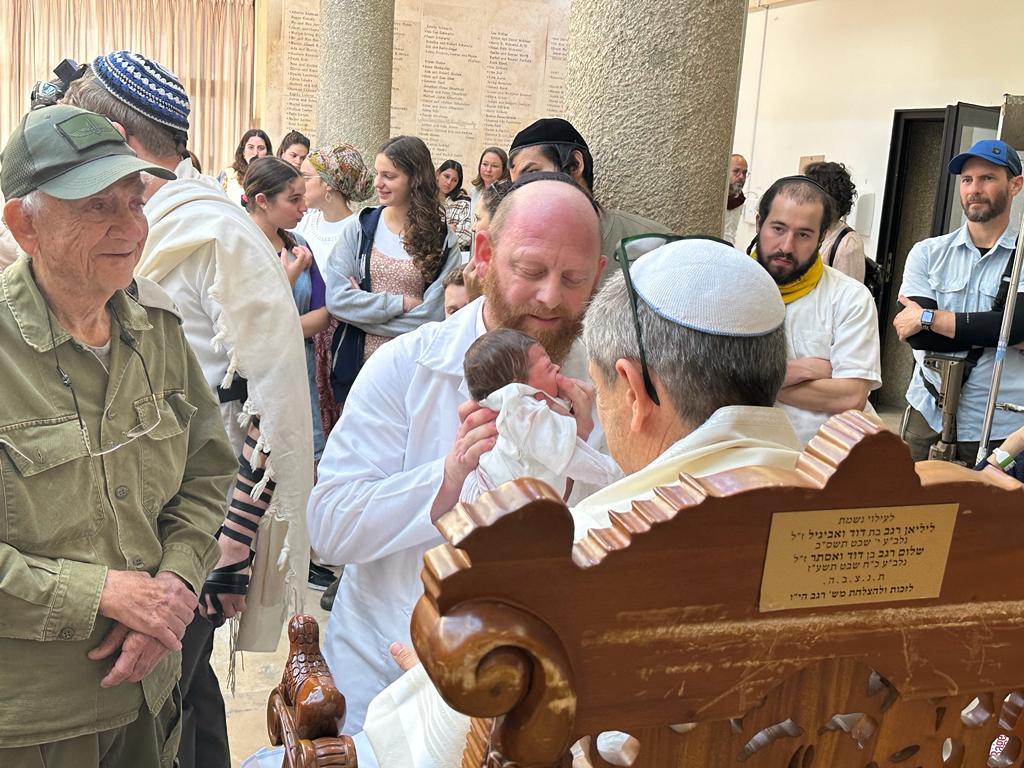 הסבא-רבא עם התינוק והדוד בברית