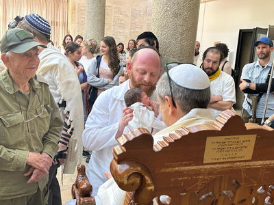 הסבא-רבא עם התינוק והדוד בברית