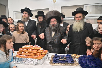 'זאת חנוכה' בחצר הקודש ראדושיץ | צפו בתיעוד