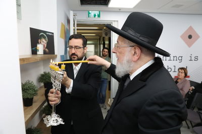 הרב לאו מדליק נרות בטקס חנוכת כיתה ב'קמא טק'