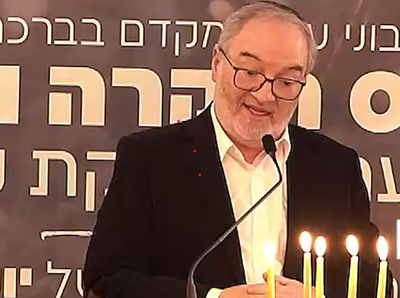 הרב מוטי זוננפלד- מקים 'לב דניאלי בטקס הוקרה של בוני עולם