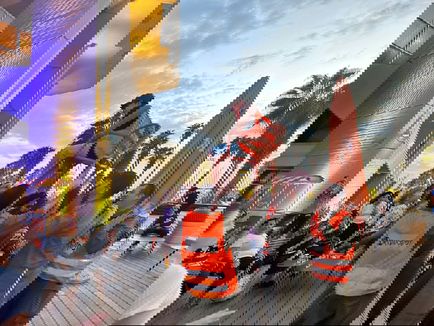 חיילי פיקוד העורף עם המפונים בבית המלון בתל אביב