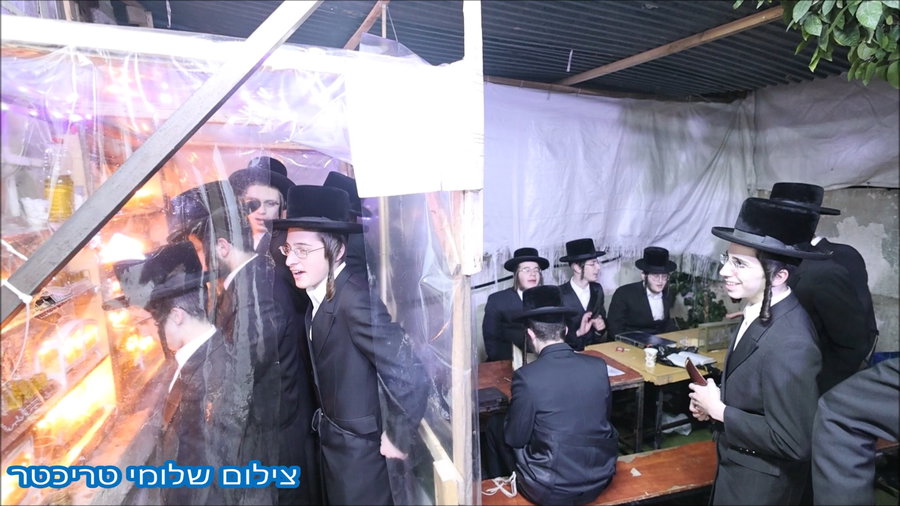 בחורי ישיבת דושינסקיא בהדלקת נרות חנוכה