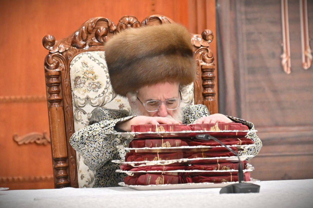 סיכום ימי החנוכה בחצר הקודש ויז'ניץ | תיעוד ענק