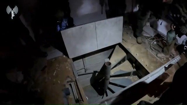 כוחות שלדג מתוך המנהרה שיוצאת מביתו של ראש לשכתו של יחיא סינוואר