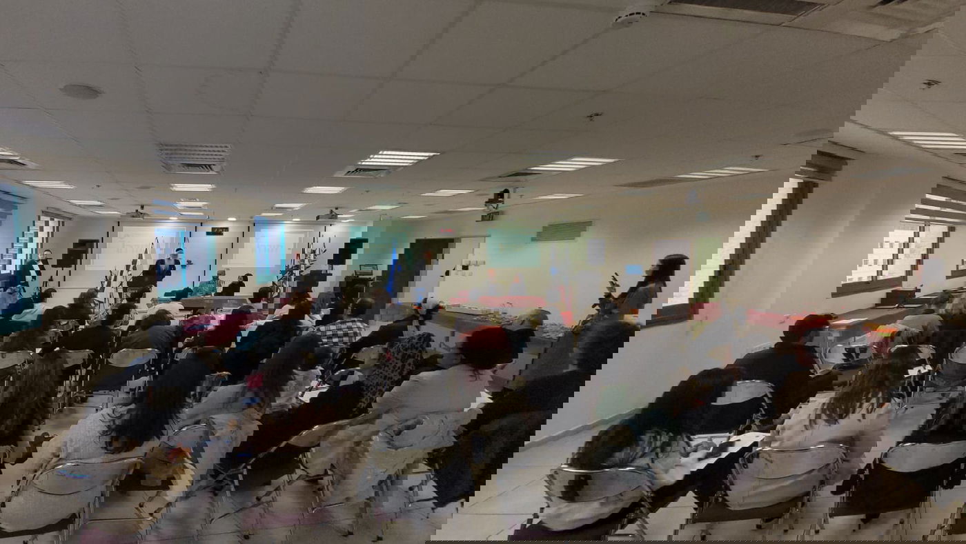 השר מאיר פרוש עם מפונים מעוטף עזה