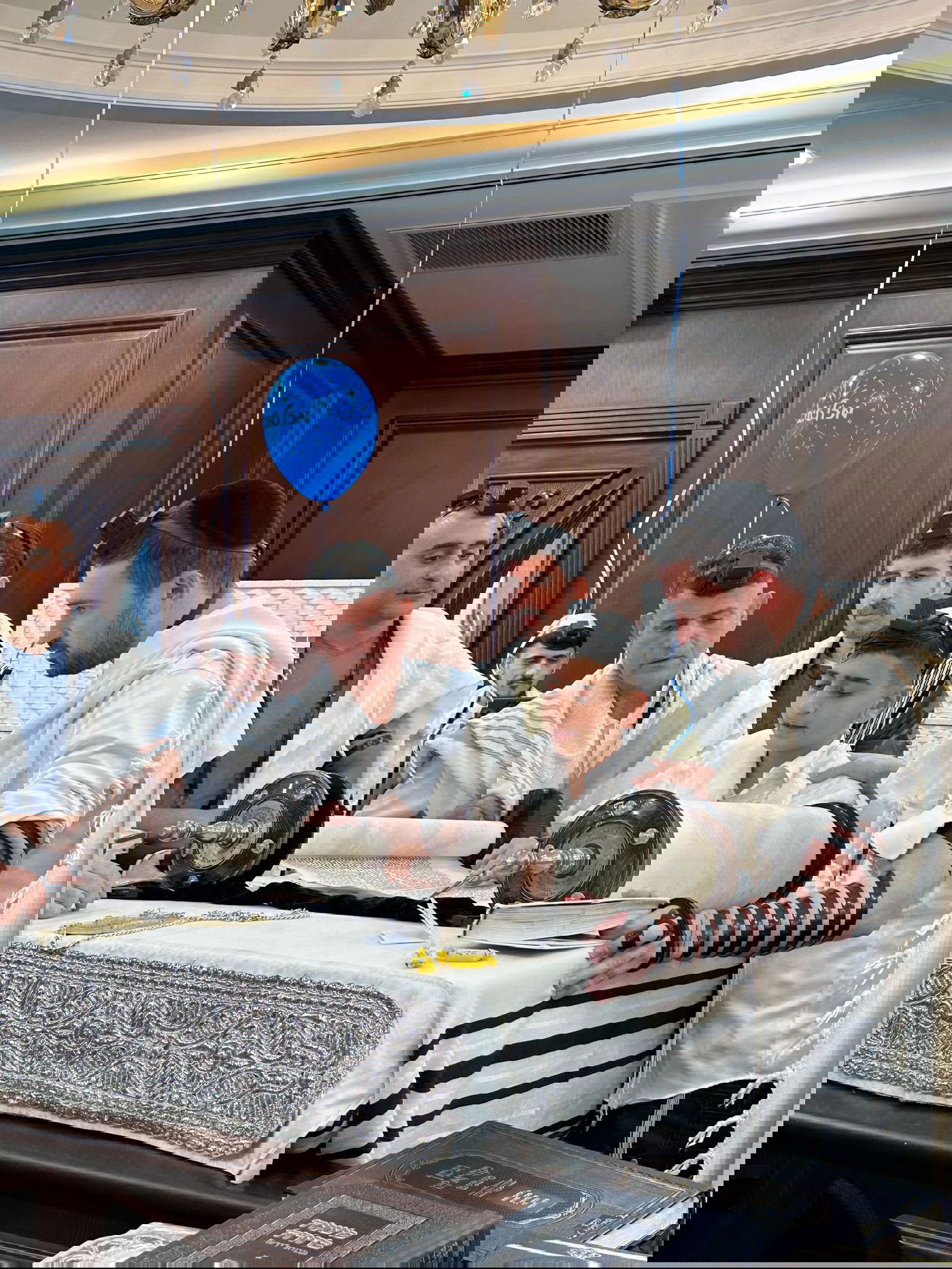 חיילי פיקוד העורף חוגגים בר מצוה לנער ממשפחות המפונים