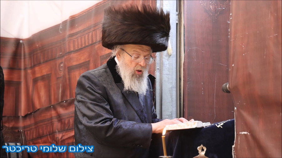 האדמו"ר מפינסק קרלין בהדלקת נרות חנוכה