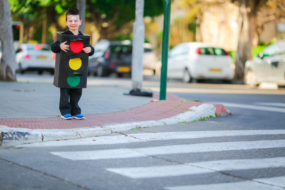 הרמזור מלווה את הילד בכל צעד ושעל בחיים