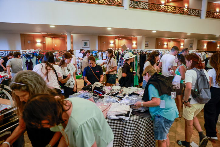 תושבי בארי בבית מלון סמוך לים המלח