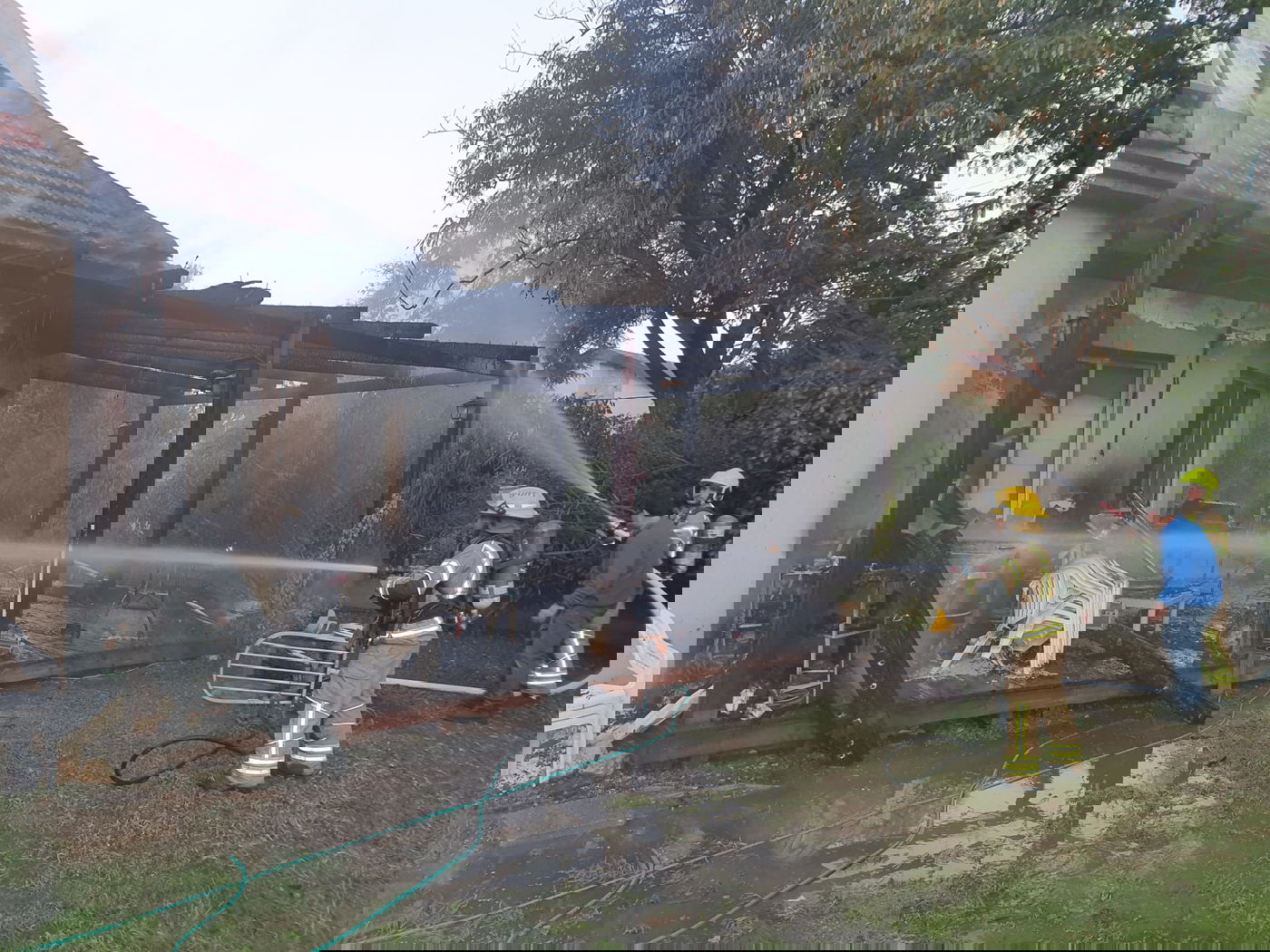 נוסעים בכביש 1 זיהו שריפת בית פרטי והקפיצו את לוחמי האש