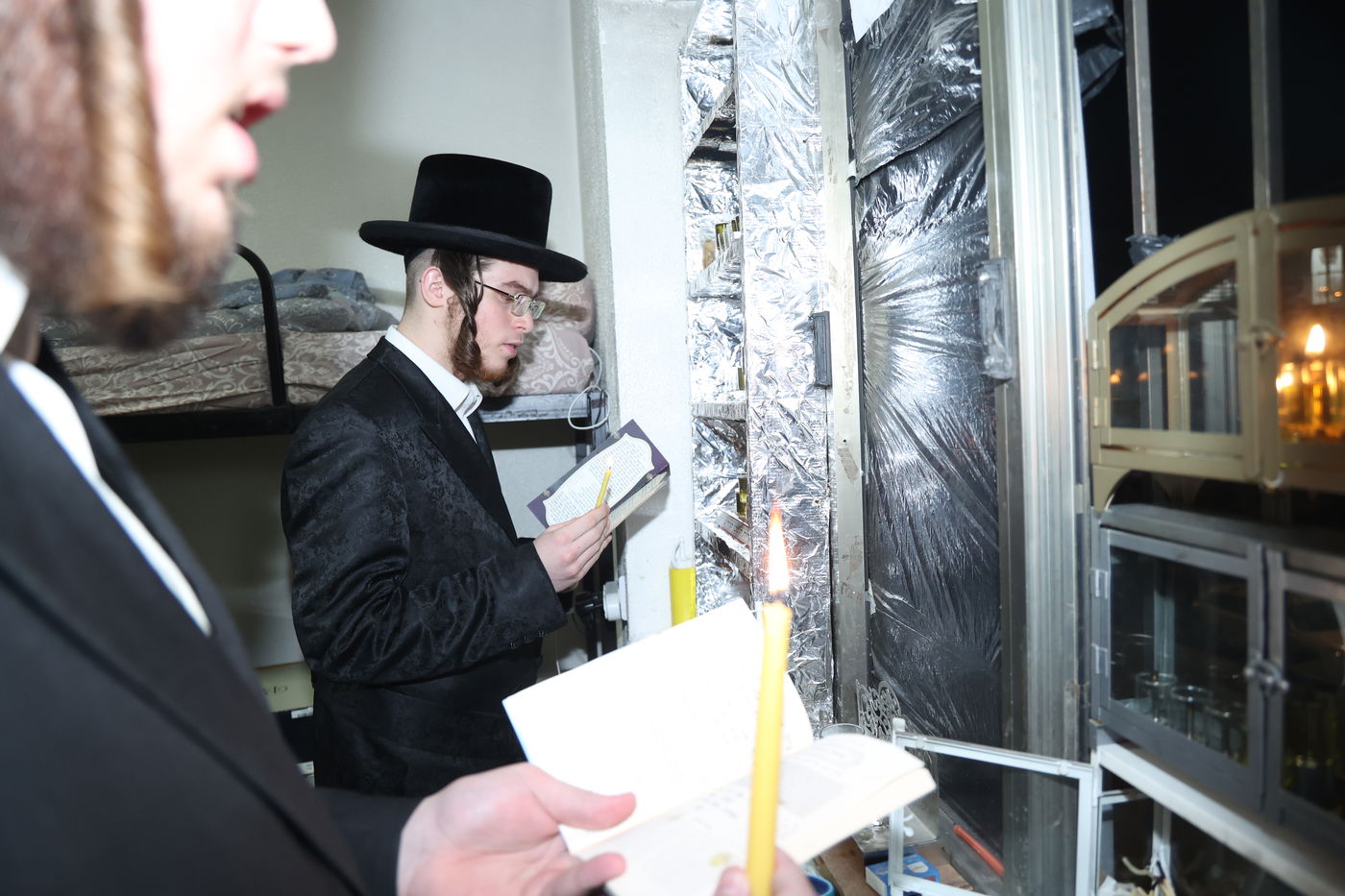 בחורי ישיבת דושינסקיא בהדלקת נרות חנוכה