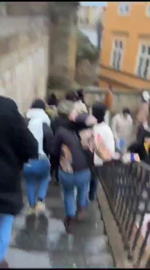 אזרחים בורחים ממקום האירוע 