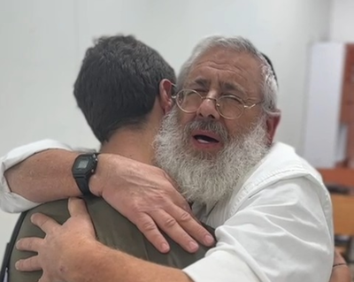 האבא פורץ בבכי כשפוגש את בנו הלוחם אחרי 75 יום | צפו