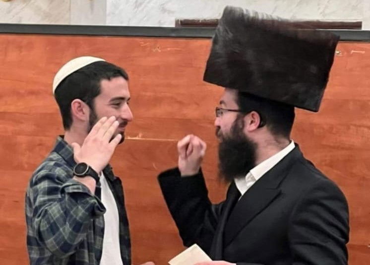 "אחים לנשק" - אורי הי"ד עם אחיו