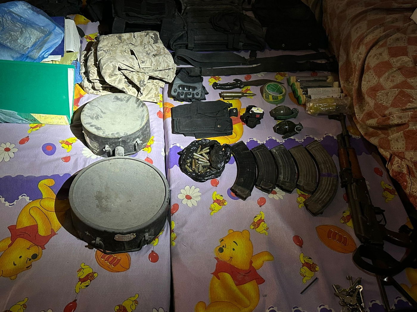 הלוחמים נדהמו: אמצעי לחימה הוסתרו בתוך בובות משחק ומתחת למיטות ילדים