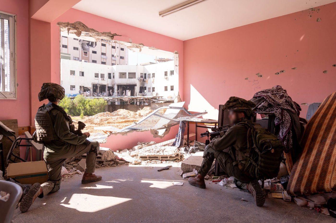 הלוחמים נדהמו: אמצעי לחימה הוסתרו בתוך בובות משחק ומתחת למיטות ילדים