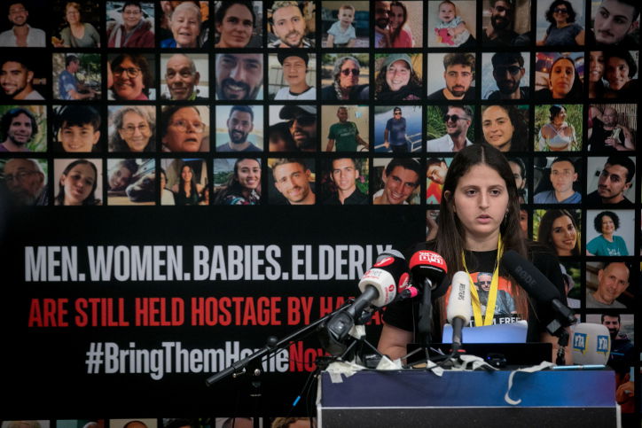 בתם של רז ואוהד בן עמי בכנס למען שחרור החטופים