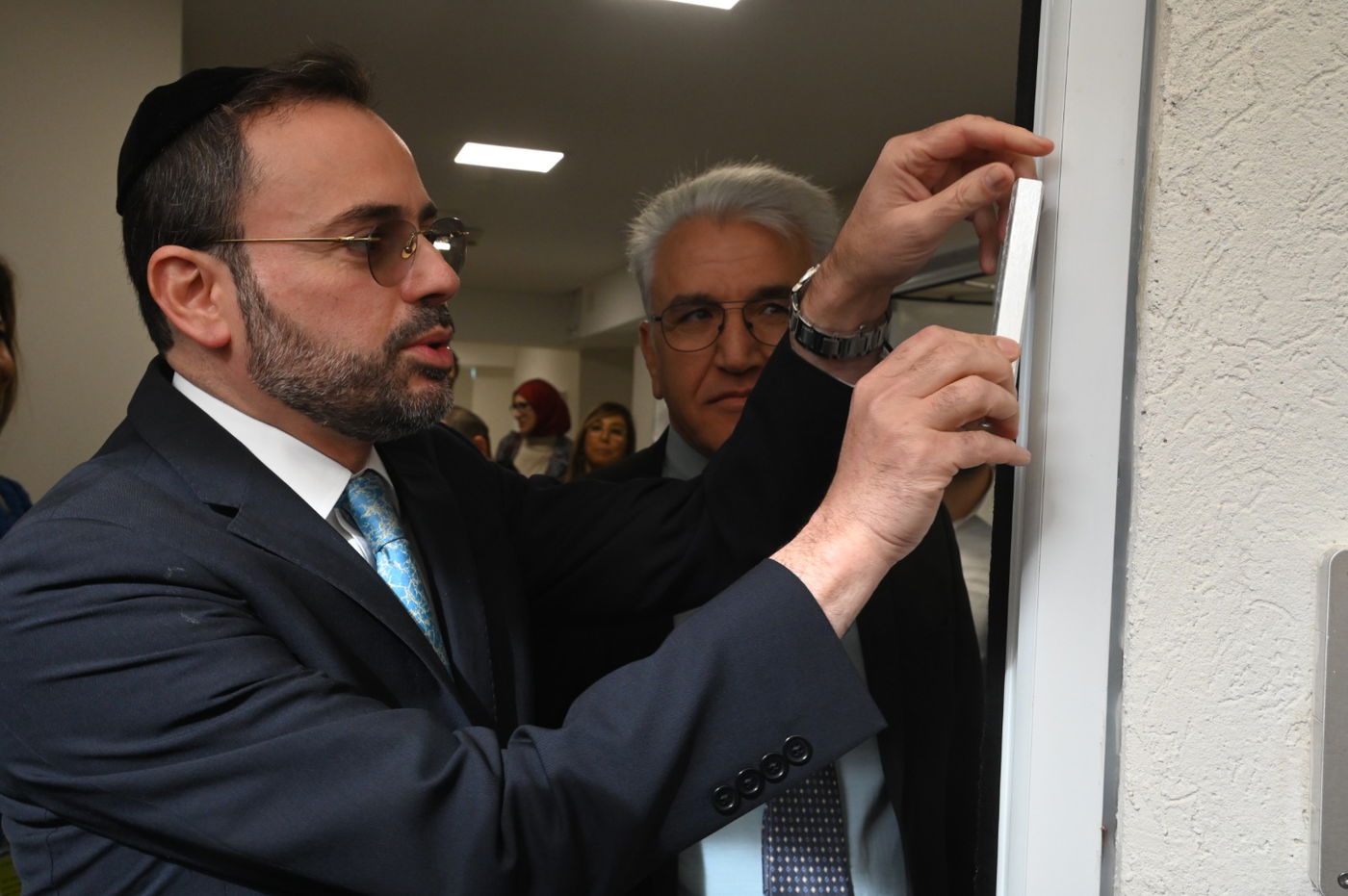 שר הבריאות בקביעת מזוזה