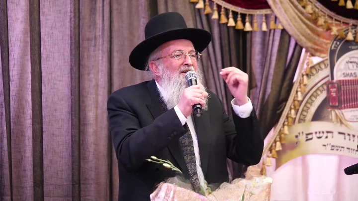 הגאון רבי אריה לייב שפירא, משגיח דישיבת פוניבז' במשאו בפני מאה גאוני 'ש"ס אידן'