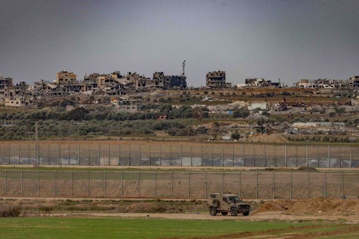 ההפצצות, המסוקים והארטילריה: תיעוד מגבול רצועת עזה