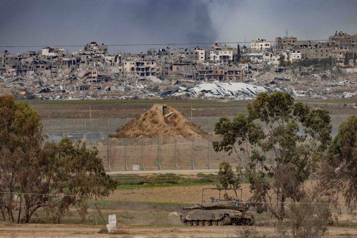 ההפצצות, המסוקים והארטילריה: תיעוד מגבול רצועת עזה