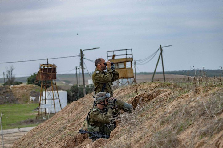 ההפצצות, המסוקים והארטילריה: תיעוד מגבול רצועת עזה