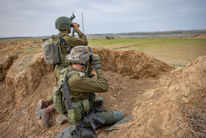 ההפצצות, המסוקים והארטילריה: תיעוד מגבול רצועת עזה