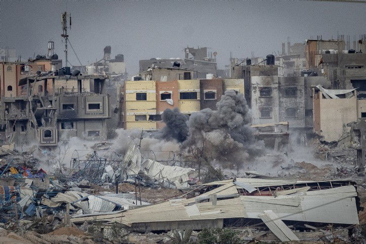 ההפצצות, המסוקים והארטילריה: תיעוד מגבול רצועת עזה