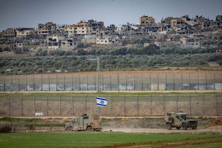 ההפצצות, המסוקים והארטילריה: תיעוד מגבול רצועת עזה