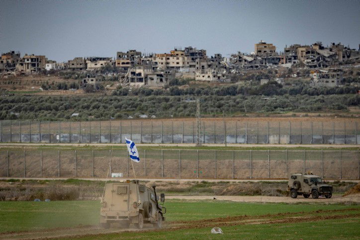 ההפצצות, המסוקים והארטילריה: תיעוד מגבול רצועת עזה