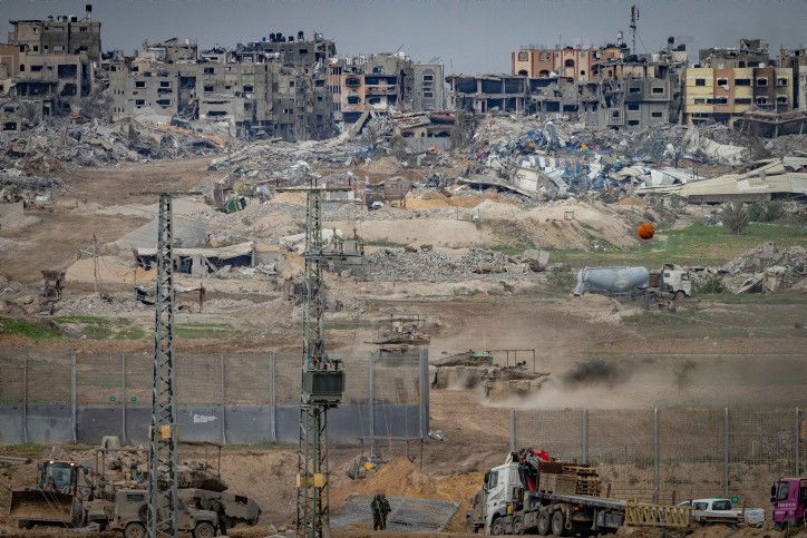 ההפצצות, המסוקים והארטילריה: תיעוד מגבול רצועת עזה