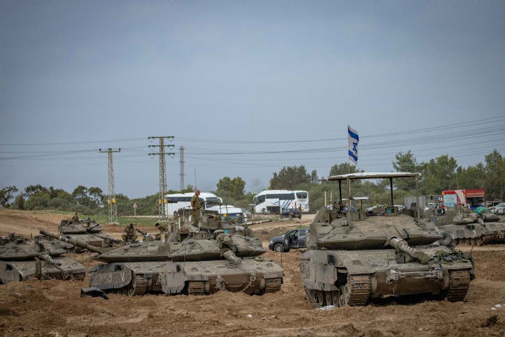 ההפצצות, המסוקים והארטילריה: תיעוד מגבול רצועת עזה