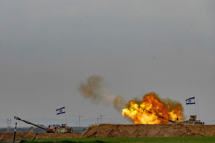 ההפצצות, המסוקים והארטילריה: תיעוד מגבול רצועת עזה