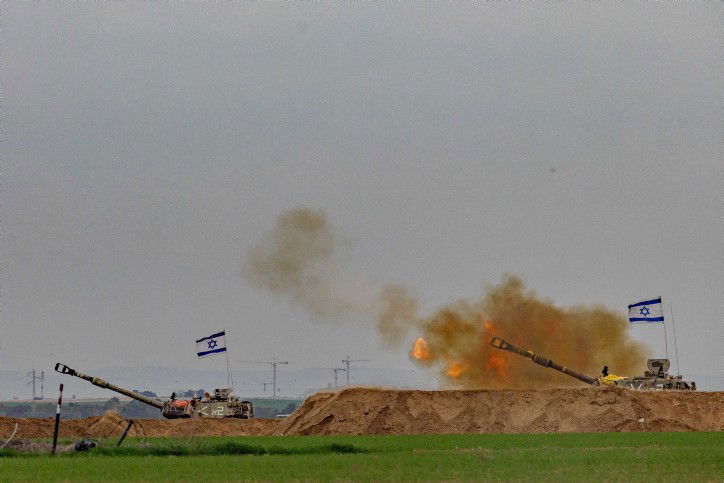 ההפצצות, המסוקים והארטילריה: תיעוד מגבול רצועת עזה