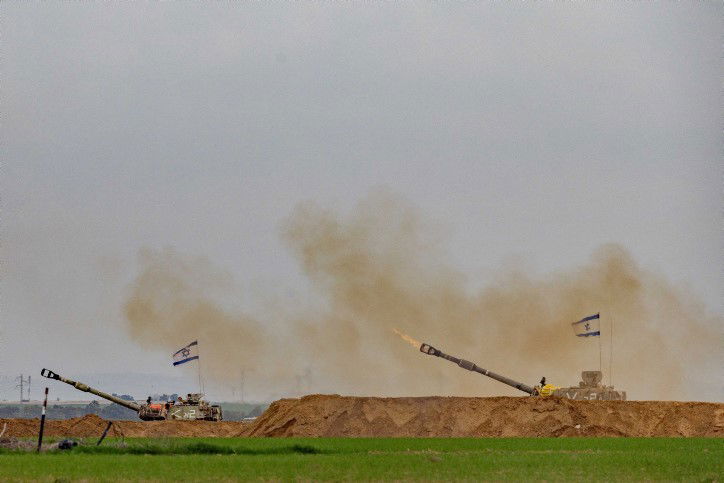 ההפצצות, המסוקים והארטילריה: תיעוד מגבול רצועת עזה