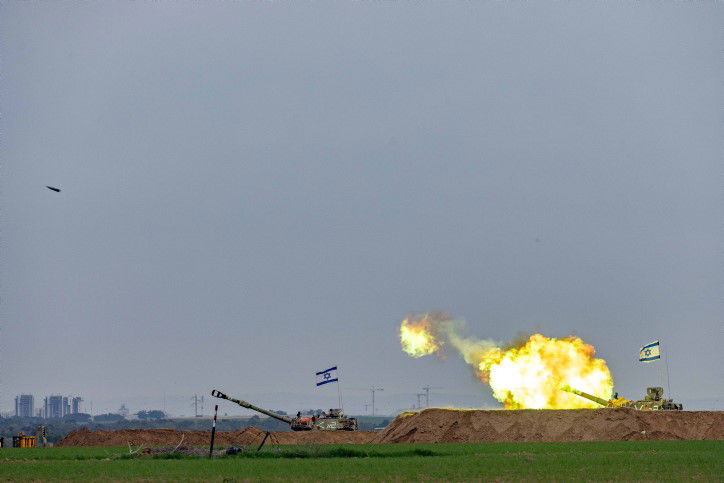 ההפצצות, המסוקים והארטילריה: תיעוד מגבול רצועת עזה