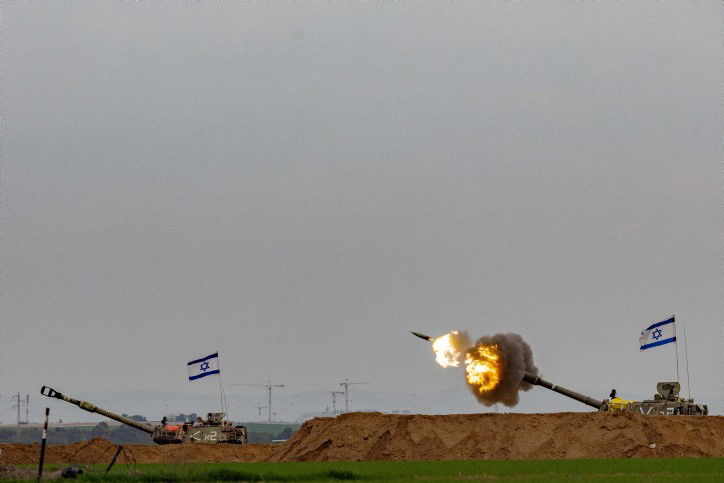 ההפצצות, המסוקים והארטילריה: תיעוד מגבול רצועת עזה