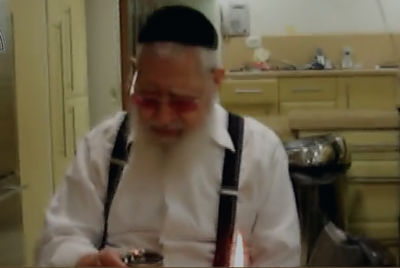 תיעוד נדיר: מרן רבינו עובדיה יוסף זצ"ל בהבדלה עם בני ביתו