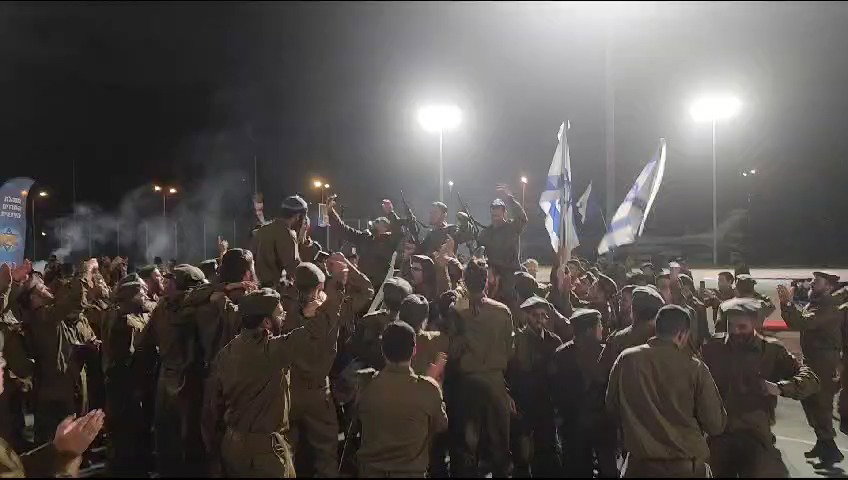 מסיבת הסיום עם כיבוד בשרי עשיר ושירה מאת אוהד מושקוביץ באדיבות אפי שקדי