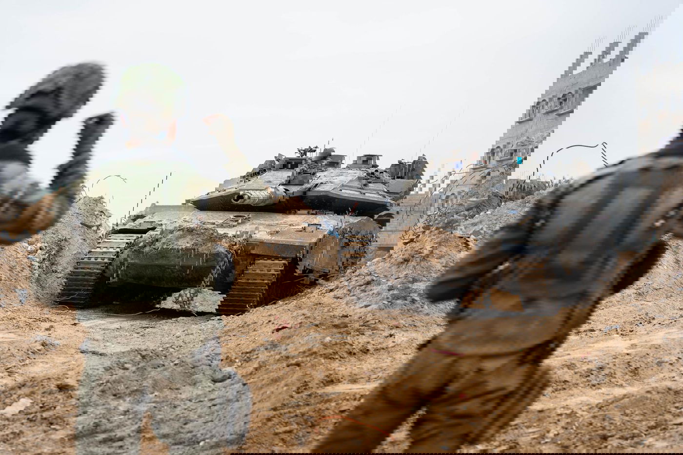 חייל מכוון טנק בעומק הרצועה